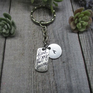 Encuentra alegría en el viaje Llavero motivacional Llavero personalizado Regalo personalizado con sello de mano Regalos personalizados para ella