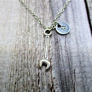 Collar de llave inglesa, collar de herramientas, regalos personalizados para él, letra inicial, llave inglesa, joyas, regalos para ella, joyería de herramientas