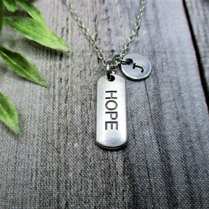 Collar de esperanza, collar motivacional personalizado, letra inicial estampada a mano, joyería de esperanza, regalos para ella