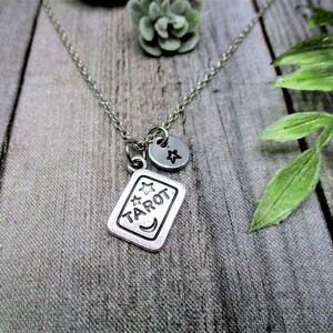 Tarot kaart ketting tarot kaart deck ketting hand gestempelde brief initiële tarot charme ketting geschenken voor haar witchcore sieraden