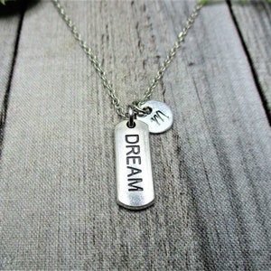 Collar de sueños Collar motivacional personalizado Carta estampada a mano Regalos iniciales de joyería de sueño para ella