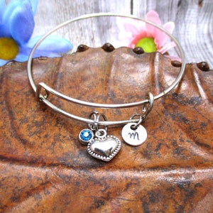 Pulsera de corazón hinchado en 3D con piedra de nacimiento estampada a mano, brazalete inicial, regalo de joyería para su cumpleaños