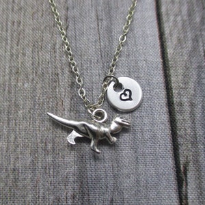 Collar de dinosaurio Collar Trex personalizado Carta estampada a mano Regalos iniciales de joyería Dino para su madre Joyas de animales