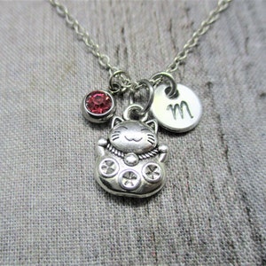 Maneki Neko Collar Collar Gato de la Suerte Personalizado Carta Estampada a Mano Regalo Inicial del Gato de la Suerte para su Mes de Nacimiento Piedra de Nacimiento