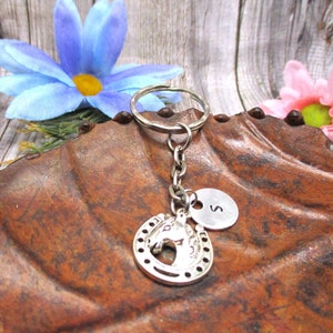 Llavero de caballo Llavero inicial personalizado Llavero ecuestre Llavero animal Amantes de los caballos Regalo Llavero de herradura Regalos para ella