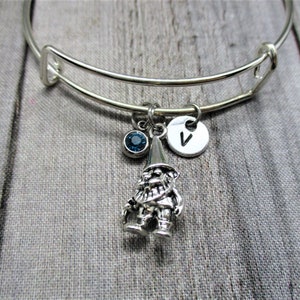 Pulsera de encanto Gnome w / Birthstone Brazalete inicial estampado a mano Gnome Regalo de joyería para su regalo de cumpleaños para los amantes de la fantasía