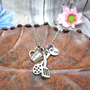 Collar de panaderos personalizado, collar de taza medidora, carta de regalo de chefs, collar inicial, regalos para ella/él