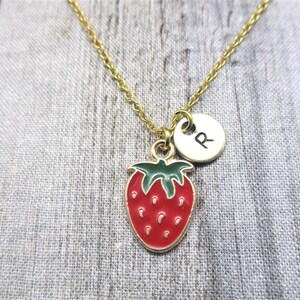 Collar de fresa dorada con letra inicial personalizada, joyería de fresa roja, regalos para ella, collar de fruta, joyería de fruta