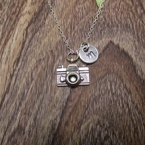 Collar de cámara Personalizado Regalos personalizados Carta Regalos iniciales para ella / él Cámara Joyería Fotógrafo Regalo