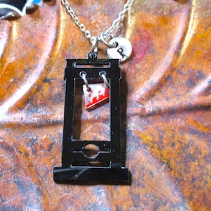 Collier guillotine sanglant, bijoux guillotine de bataille, lettre initiale, collier, cadeaux personnalisés pour elle/lui