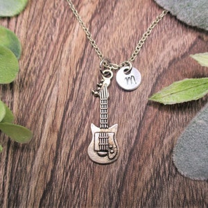 Collar de guitarra Personalizado Amuleto de guitarra Collar Carta Inicial Guitarra Joyería Músicos Regalos para ella / Él