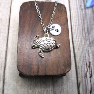 Collar de tortuga marina Carta personalizada Collar inicial Regalos para ella / Él Joyería del océano de tortuga marina