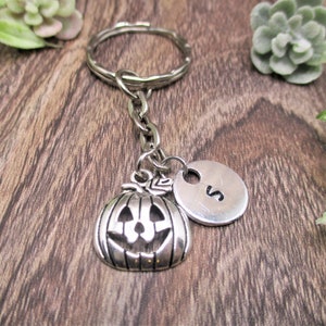 Kürbis Schlüsselanhänger Jack O Laterne Schlüsselanhänger Inital Schlüsselanhänger Halloween Schlüsselanhänger Personalisiert Spooky Gifts