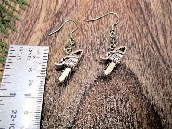 レディース CHAINSAW BLADE AND FLOWER EARRING