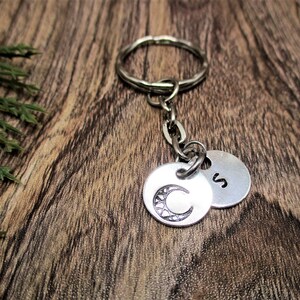 Llavero de media luna, regalos personalizados para ella/él, llavero celestial inicial, regalos para mejores amigos