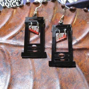 Boucles d'oreilles guillotine Bijoux outil Bijoux horreur Cadeaux pour elle Bijoux guillotine sanglant