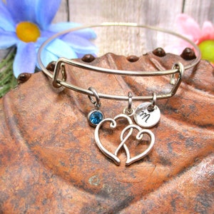 Pulsera de corazones entrelazados con piedra de nacimiento estampada a mano, brazalete inicial, regalo de joyería para su cumpleaños