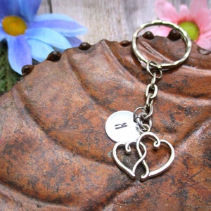 Llavero de corazones entrelazados, regalo de novia, regalos iniciales para amantes, llaveros personalizados