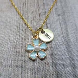 Collar de flores de oro personalizado con letra inicial estampada a mano, joyería de flor de cerezo azul, regalos florales para amantes de las flores para ella