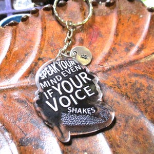 Di lo que piensas aunque te tiemble la voz. Llavero personalizado con sello a mano. Regalos personalizados para ella. Ruth Bader Ginsburg RBG.