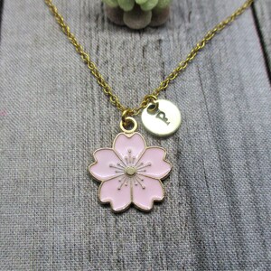 Collar de flores de oro Carta personalizada Inicial Joyas de flor de cerezo Regalos florales para el amante de la mujer
