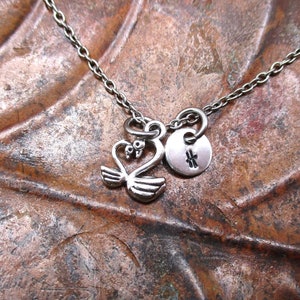 Collar de los amantes del cisne Regalos personalizados Carta estampada a mano Regalo inicial de los amantes del cisne para ella