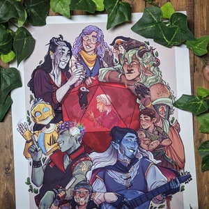 Puede incluir: Una ilustración colorida de un grupo de personajes de fantasía, incluyendo un elfo de piel verde, un elfo de piel azul, un humano, un robot y un perro. Los personajes están reunidos alrededor de un gran dado rojo de veinte caras. La ilustración está rodeada por un borde de hojas verdes y las letras "B H" están en la parte inferior.