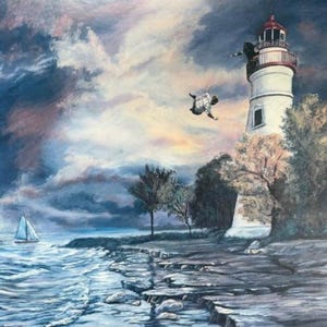 Könnte beinhalten: Ein Ölgemälde, das einen weißen Leuchtturm mit rotem Dach an einer felsigen Küste nahe einer stürmischen See zeigt. Ein kleines Segelboot schwimmt auf dem Wasser unter einem dramatischen, bewölkten Himmel. Eine Figur springt vom Balkon.