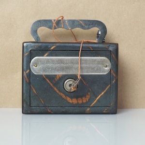 Antieke NUTRY stalen spaarpot uit 1903 met sleutel "Plaats je dubbeltjes en dollars hier..."