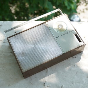 1960s Vintage RCA VICTOR Impac Transistor Radio 1-RG-46 Superheterodyne. U.s.a.