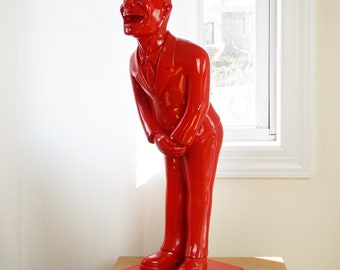 Estatua antigua de 26" de mayordomo en resina monocromática roja con traje y corbata