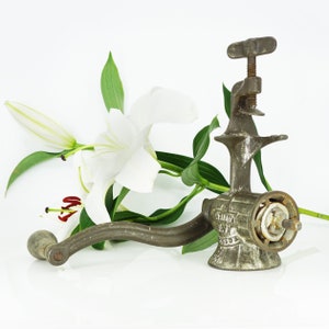 Vintage E. C. Simmons Keen Kutter Hand-Cranked Meat Grinder. Made in USA.