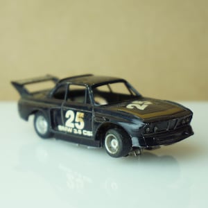 Coche de carreras clásico TYCO BMW 3.5 CSI n.° 25 con rayas negras y doradas. Fabricado en Hong Kong.