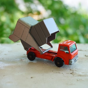 1966 Vintage MATCHBOX No. 7: Red and Grey Ford Refuse Truck. Made in England by Lesney.