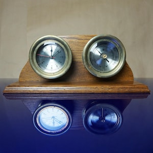 Juego de 2 relojes de barco antiguos BEY-BERK INTERNATIONAL + barómetro con soporte de madera.