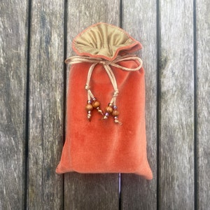 Bolsa de tarot, oráculo y recuerdo de terciopelo de algodón color naranja quemado, forrada con seda dupión de color dorado intenso