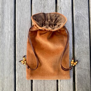 Bolso para tarot/oráculo de terciopelo de algodón color caramelo, forrado con seda dupión color chocolate con leche. imagen 2