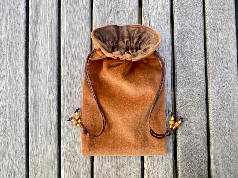 Bolso para tarot/oráculo de terciopelo de algodón color caramelo, forrado con seda dupión color chocolate con leche. imagen 2