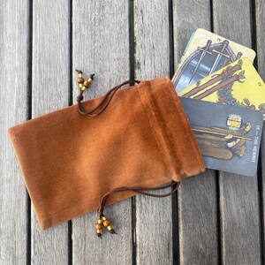 Bolso para tarot/oráculo de terciopelo de algodón color caramelo, forrado con seda dupión color chocolate con leche. imagen 5