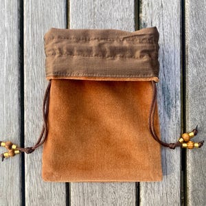 Bolso para tarot/oráculo de terciopelo de algodón color caramelo, forrado con seda dupión color chocolate con leche. imagen 3