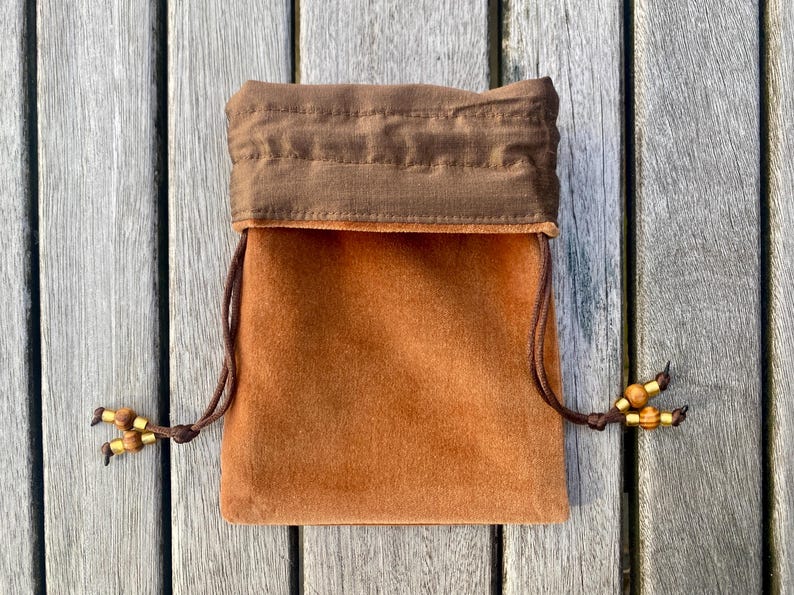 Bolso para tarot/oráculo de terciopelo de algodón color caramelo, forrado con seda dupión color chocolate con leche. imagen 3