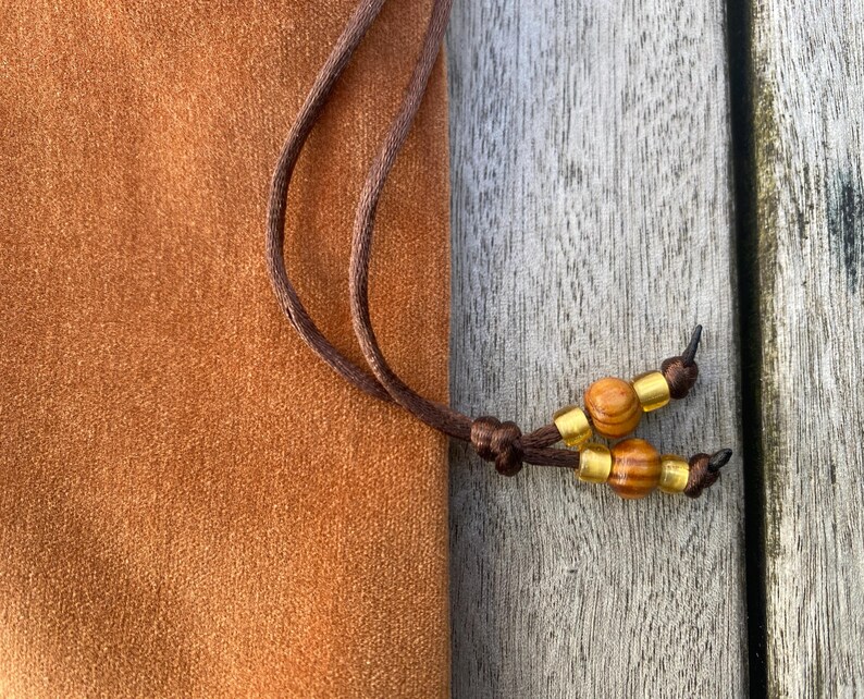 Bolso para tarot/oráculo de terciopelo de algodón color caramelo, forrado con seda dupión color chocolate con leche. imagen 4