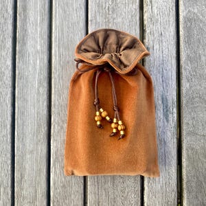 Bolso para tarot/oráculo de terciopelo de algodón color caramelo, forrado con seda dupión color chocolate con leche. imagen 1