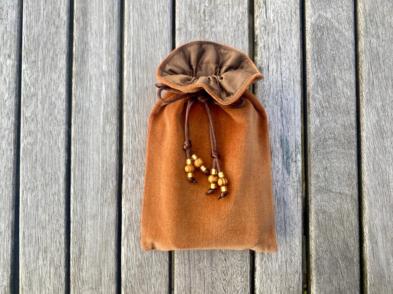 Bolso para tarot/oráculo de terciopelo de algodón color caramelo, forrado con seda dupión color chocolate con leche. imagen 1