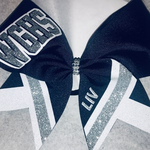 Puede incluir: Un letrero de madera rústica con el texto "Welcome to our home" en letras blancas. El letrero presenta un acabado envejecido y un diseño simple y acogedor, ideal para un porche o entrada.