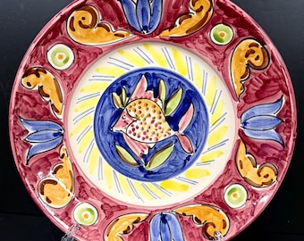 Plato colgante con forma de pez de cerámica roja de Pottery Barn Lamas Italia