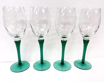 4 posibles copas de vino MCM Empoli sopladas a mano con tallo verde óptico en espiral de 8 1/8"