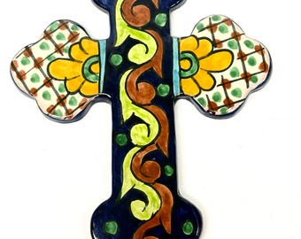 Cruz de cerámica mexicana Talavera pintada a mano, 11 3/4" x 8 3/4"