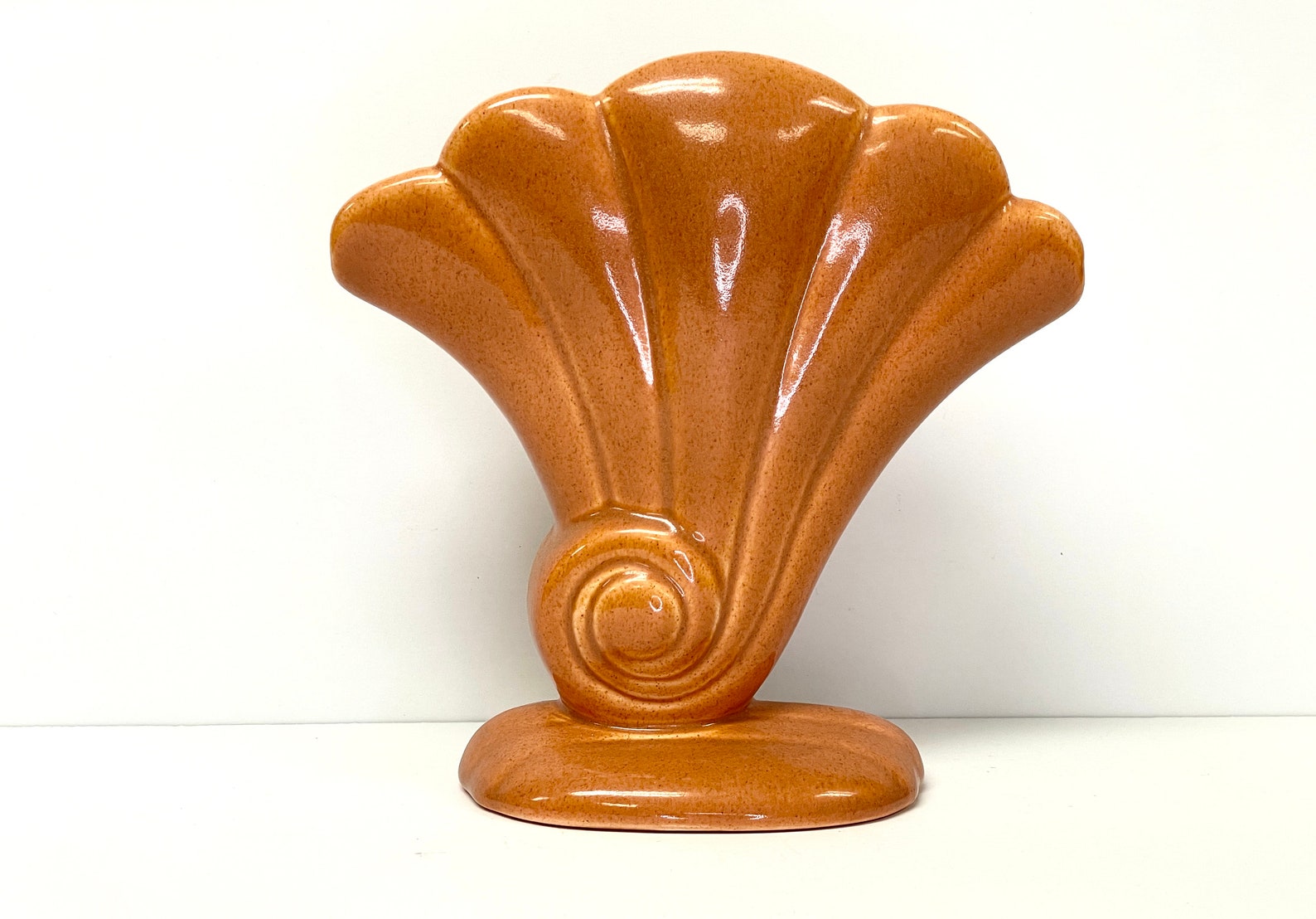 Redwing Red Wing Art Pottery 892 Art Deco MCM Nautilus Shell Vase