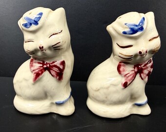 Salero y pimentero de Shawnee Pottery con diseño de gato y botas